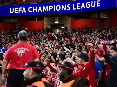 «Ερυθρόλευκη» απόβαση και στο Λονδίνο: 4.000 οπαδοί του Ολυμπιακού στο Έμιρεϊτς (pics, vid)