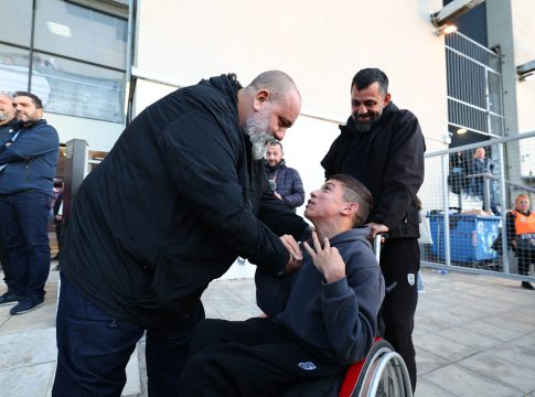 Όμορφες εικόνες στην Τούμπα: Η αποστολή του Ολυμπιακού χαιρετήθηκε με τον μικρό Γιαννάκη (pics)