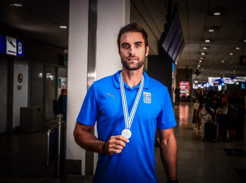 O Στέφανος Ντούσκος επέστρεψε στην Ελλάδα μετά τον θρίαμβο στην Σανγκάη