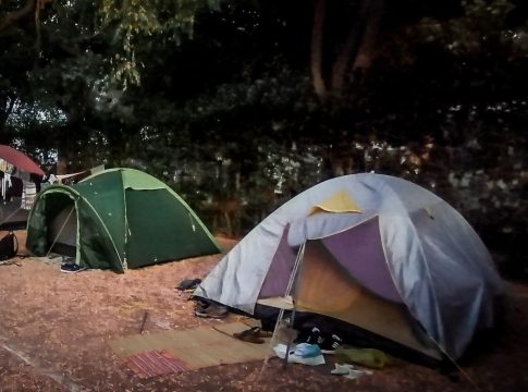 Στην Καλαμάτα οι δύο κατηγορούμενοι για τη διπλή δολοφονία στο κάμπινγκ – Συνεχίζεται η έρευνα για τον ηθικό αυτουργό