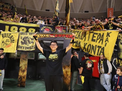 «Τρελάθηκε» με τα χαρτάκια στο Αλεξάνδρειο ο Σιάο – Η θερμή αγκαλιά του με τον μεγάλο Νίκο Γκάλη (pics)