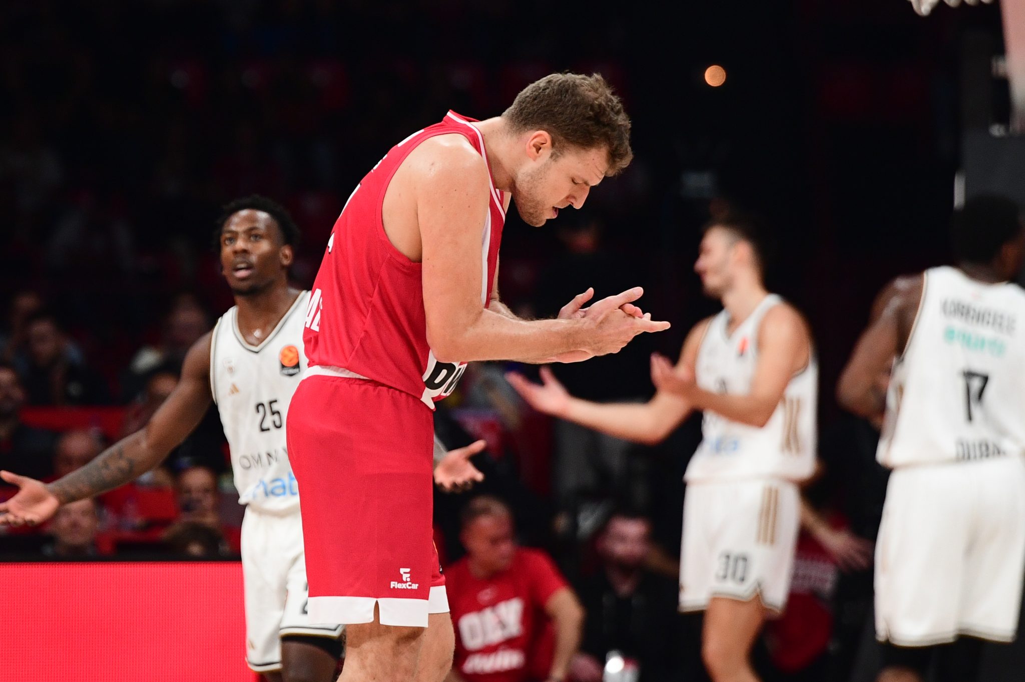 Βεζένκοφ: «Να βρούμε ρυθμό, μαραθώνιος η Euroleague»