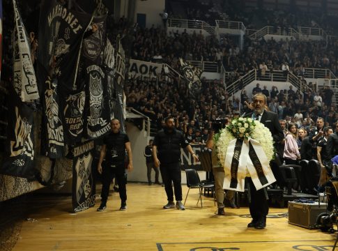 Οι παίκτες του ΠΑΟΚ και του Ηρακλή άφησαν λουλούδια στη μνήμη των οπαδών του Δικεφάλου που σκοτώθηκαν στα Τέμπη το 1999 (vids)