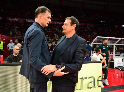 Η θερμή χειραψία του Μπαρτζώκα με τον Αταμάν πριν το τζάμπολ (vid)