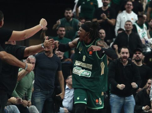 Η σαρωτική εμφάνιση του Χολμς ανήμερα των γενεθλίων του