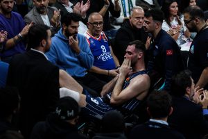 Σοκ με Παπαγιάννη στην Εφές – Χτύπησε σοβαρά και αποχώρησε με κλάματα (vid)