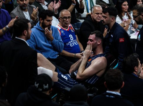 Σοκ με Παπαγιάννη στην Εφές – Χτύπησε σοβαρά και αποχώρησε με κλάματα (vid)
