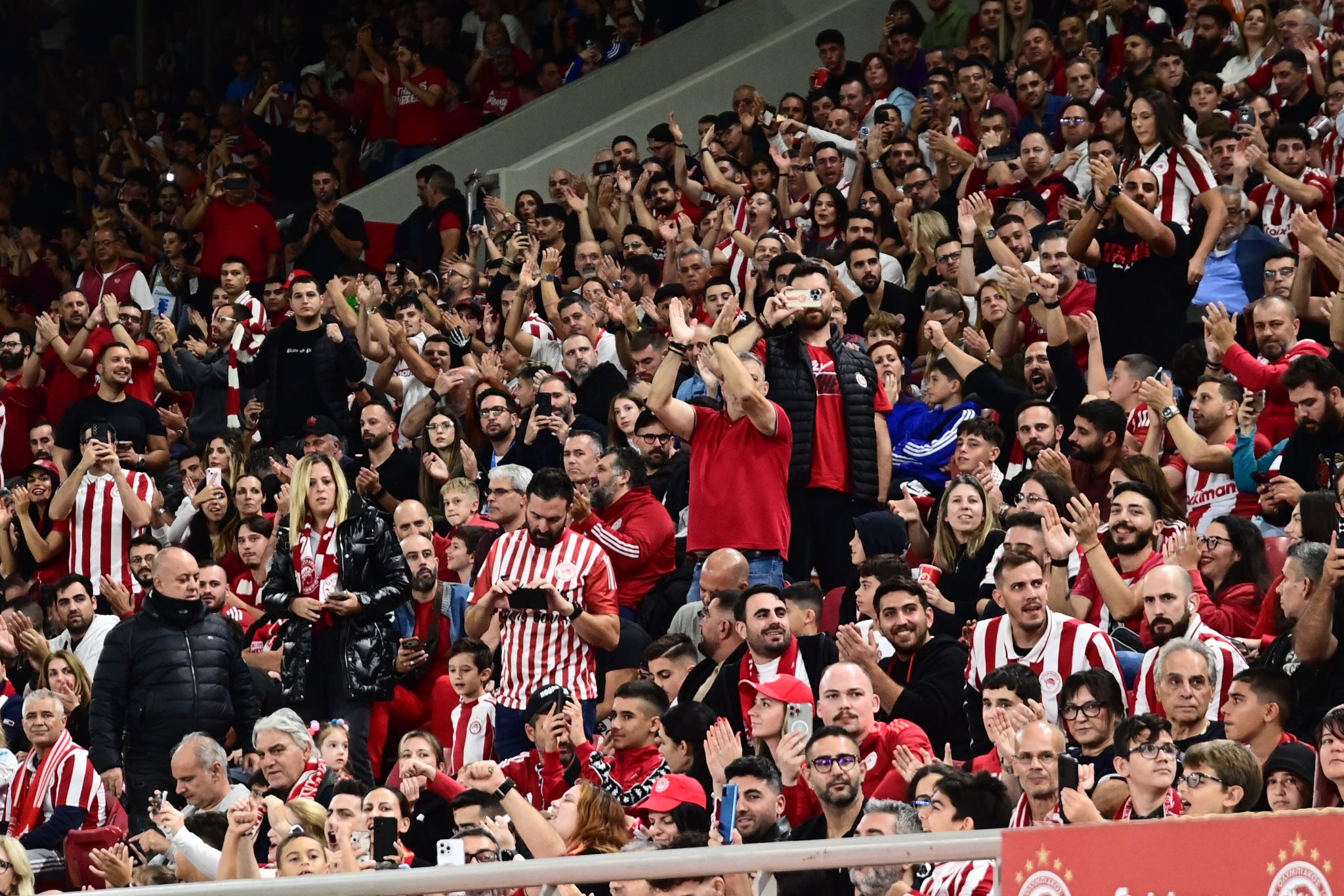 Δεν πέφτει καρφίτσα: 15ο σερί sold out (vids, pics)