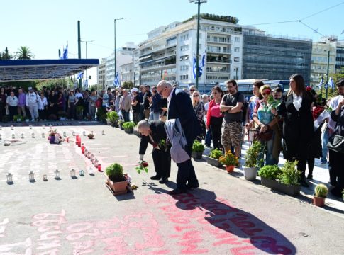 Σύνταγμα: Άφησαν λουλούδια στο μνημείο των θυμάτων των Τεμπών (vid)