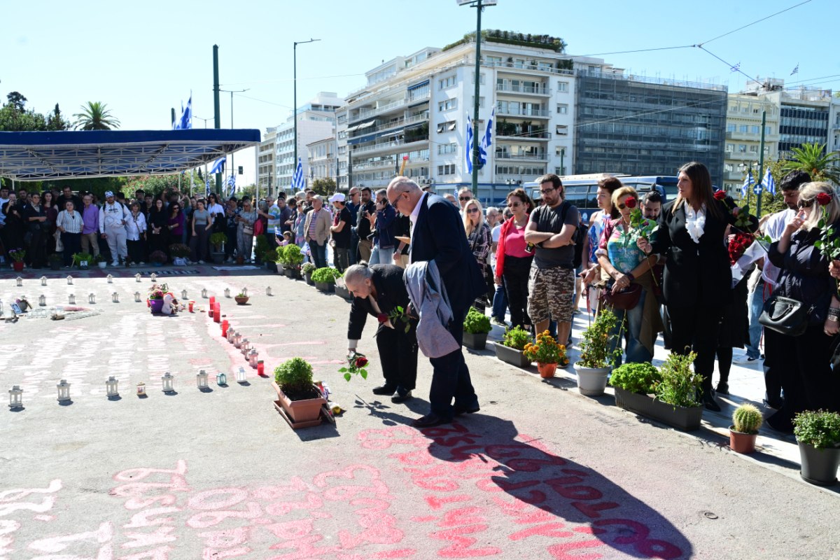 Σύνταγμα: Άφησαν λουλούδια στο μνημείο των θυμάτων των Τεμπών (vid)