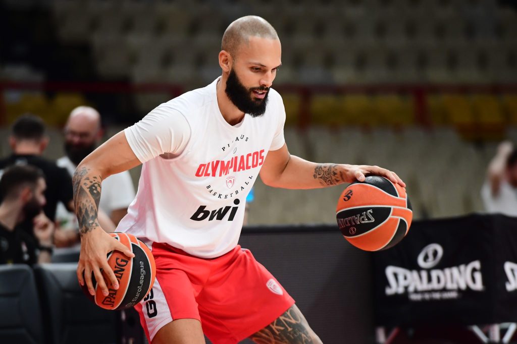 Η τούρτα γενεθλίων του Ολυμπιακού στον Φουρνιέ και το ευχαριστώ του Γάλλου (vid)