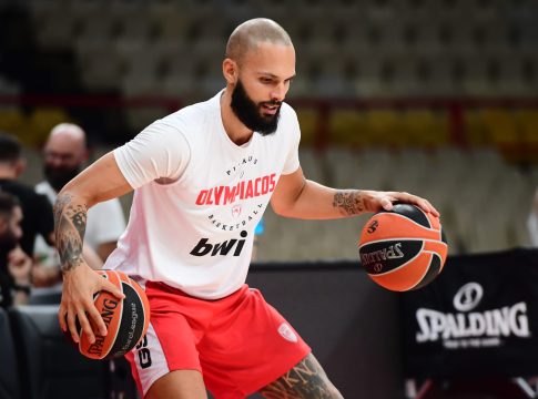 Η τούρτα γενεθλίων του Ολυμπιακού στον Φουρνιέ και το ευχαριστώ του Γάλλου (vid)