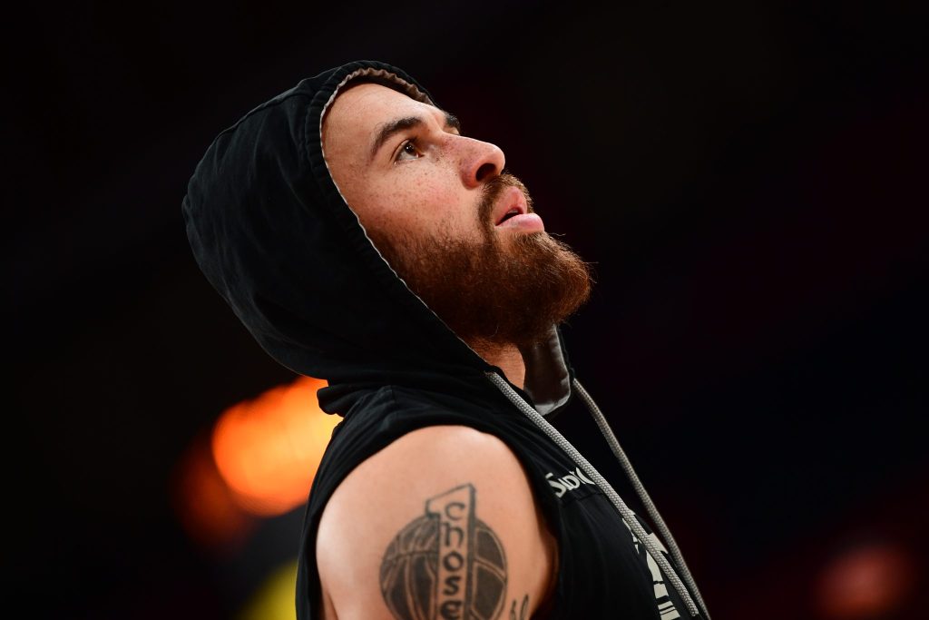 Το ζέσταμα του Μάικ Τζέιμς με κουκούλα στο ΣΕΦ (vid)