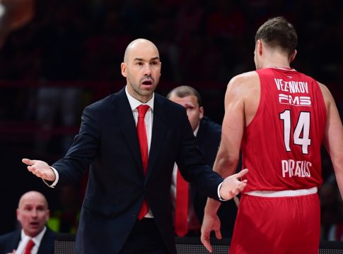 Έπος: Ο Σπανούλης αγριοκοίταξε οπαδούς του Ολυμπιακού και όλοι μαζί ξεκαρδίστηκαν στα γέλια! (vid)