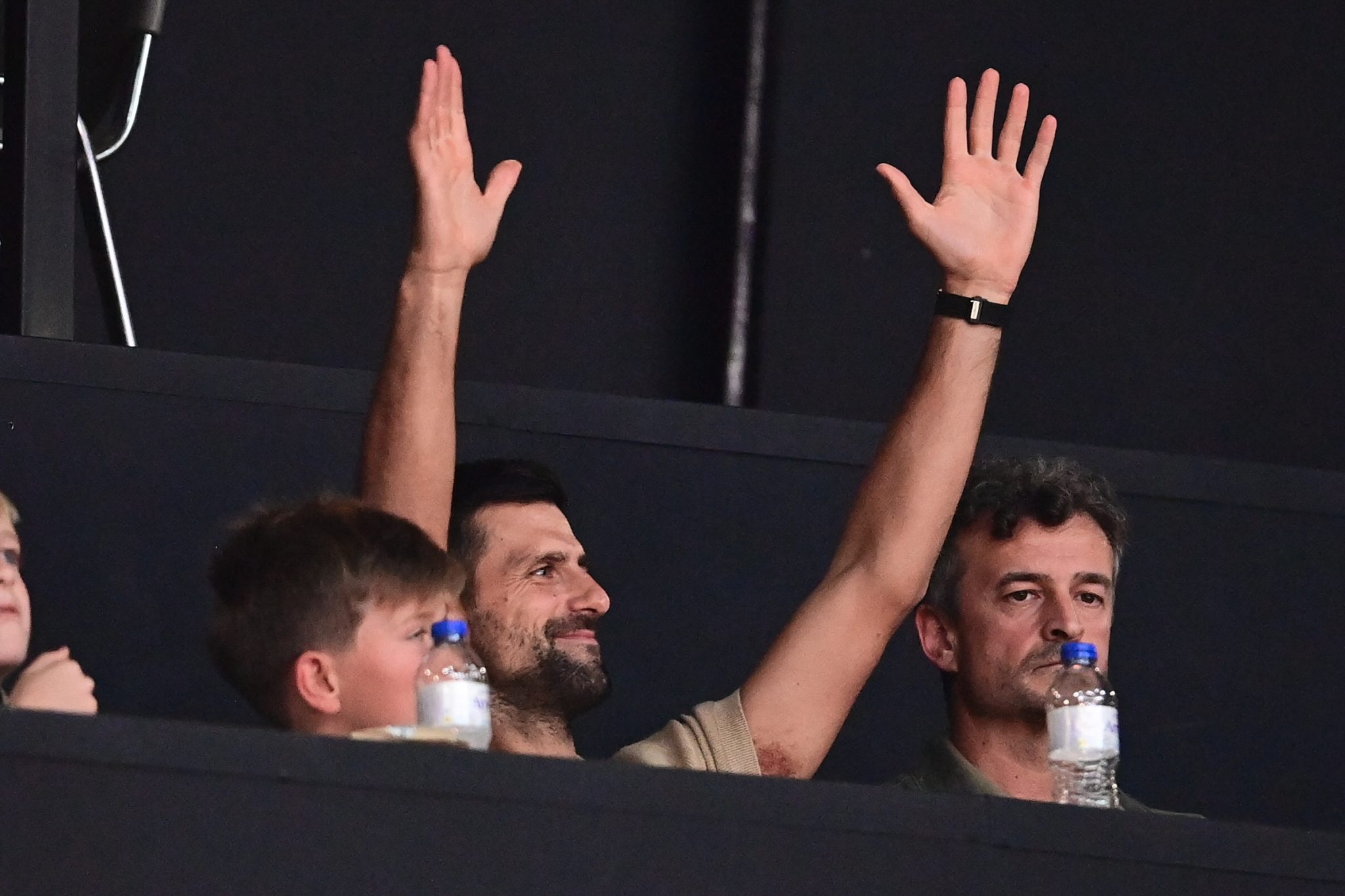 Ξανά στο ΣΕΦ ο Τζόκοβιτς: Αποθεώθηκε από τους φιλάθλους και τραγούδησε σύνθημα του Ολυμπιακού μαζί τους