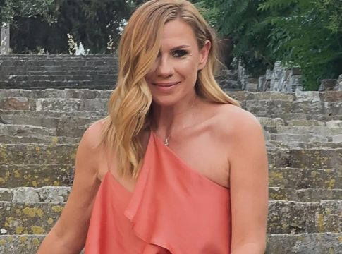 «Μα, τι είναι αυτά που μου λέτε; Έρχομαι σε πολύ δύσκολη θέση» – Έξαλλη η Κατερίνα Καραβάτου με δημοσιογράφο