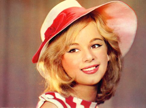 «Πλήρωνε» όσο όσο για να μην κυκλοφορήσουν: 10 φωτογραφίες της Βουγιουκλάκη πριν από τις πλαστικές – Πραγματικά αγνώριστη