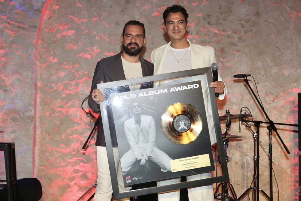 Δήμος Αναστασιάδης: Η χρυσή απονομή για το album του, λίγες ώρες μετά τη γέννηση του γιου του