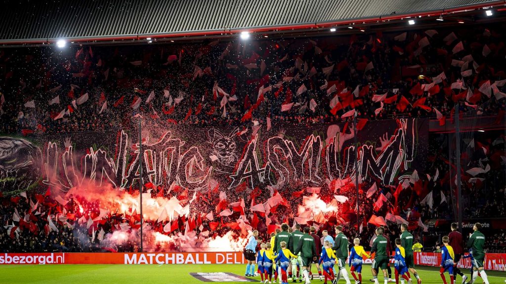 Η UEFA τιμώρησε τη Φέγενορντ για τα πυροτεχνήματα στο ματς με τον Παναθηναϊκό