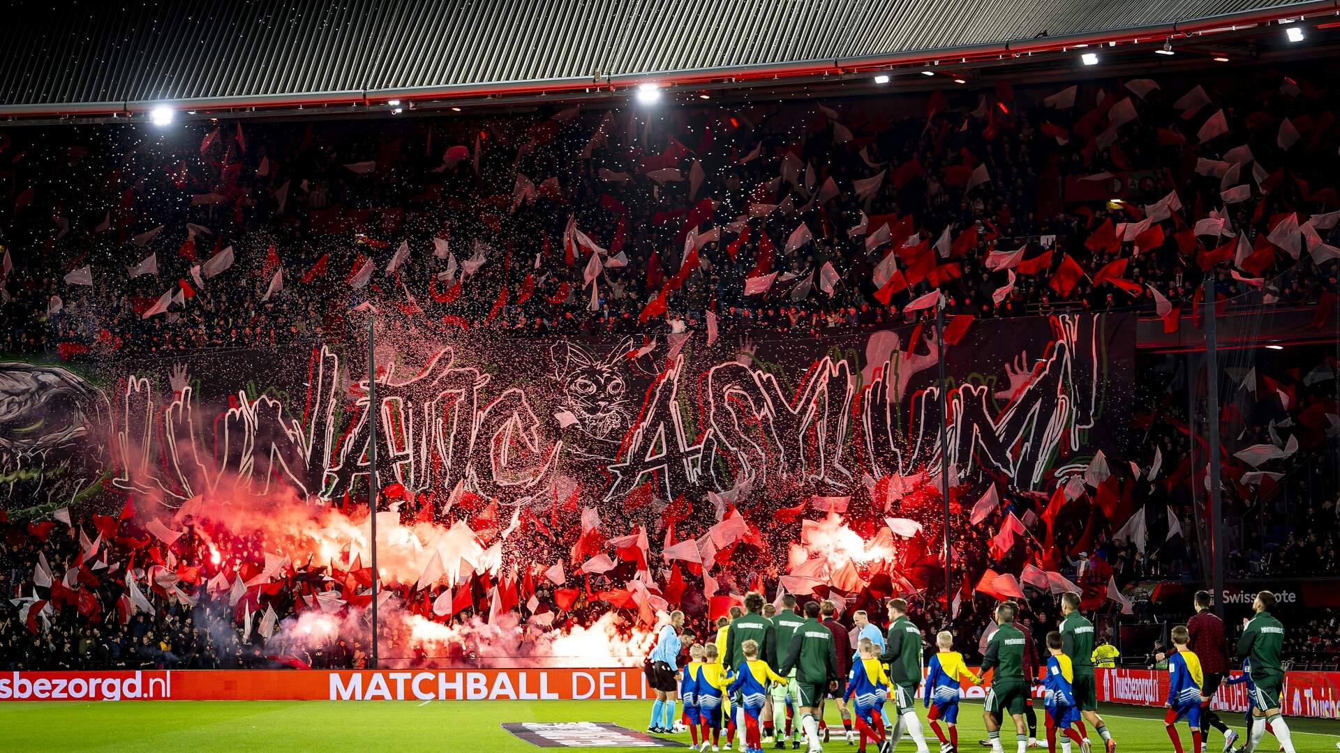 Η UEFA τιμώρησε τη Φέγενορντ για τα πυροτεχνήματα στο ματς με τον Παναθηναϊκό