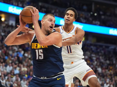 Χαλαρό «triple-double» για τον Γιόκιτς κόντρα στους Σανς (133-111) – Έκαναν το 3/3 οι Θάντερ απέναντι στους Χοκς (117-100)