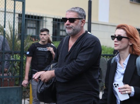 Ποια είναι η γυναίκα που συνόδευσε τον Βασίλη Μπισμπίκη στα δικαστήρια: Ο ρόλος-κλειδί της «σιδηράς κυρίας» και η Βανδή