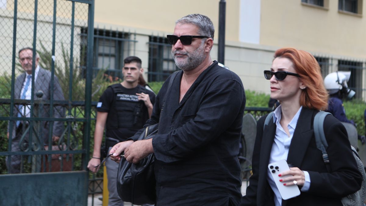 Ποια είναι η γυναίκα που συνόδευσε τον Βασίλη Μπισμπίκη στα δικαστήρια: Ο ρόλος-κλειδί της «σιδηράς κυρίας» και η Βανδή