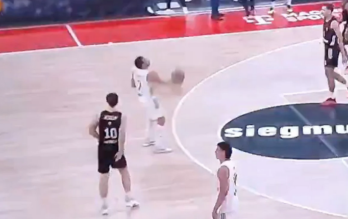 Απίστευτο εύστοχο «no look» σουτ του Καμπάτσο πίσω από το κέντρο (vid)