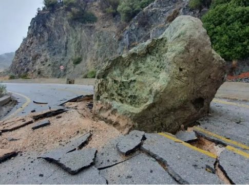 Τεράστιος βράχος διέλυσε δρόμο στη Λέσβο – Δημιούργησε κρατήρα 1,5 μέτρου