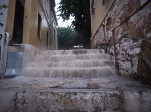 Έρχεται η «Barbara» με βροχές, καταιγίδες, χαλάζι – Βουτιά της θερμοκρασίας έως 8 βαθμούς