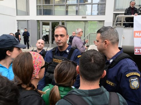 Σχολεία: Έστειλαν ξανά πάνοπλους αστυνομικούς μετά τα χημικά κατά μικρών μαθητών