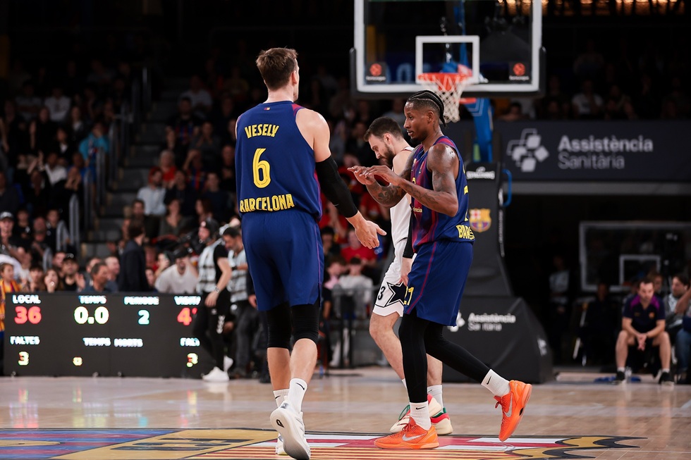 Μεγάλη ανατροπή για την Μπαρτσελόνα κόντρα στην Αρμάνι (74-72) – Πρώτη νίκη για την Μπασκόνια (92-85)