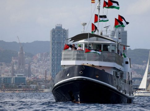 Με ειδική πτήση επιστρέφουν στην Αθήνα οι 27 Έλληνες που συμμετείχαν στο στολίσκο για τη Γάζα