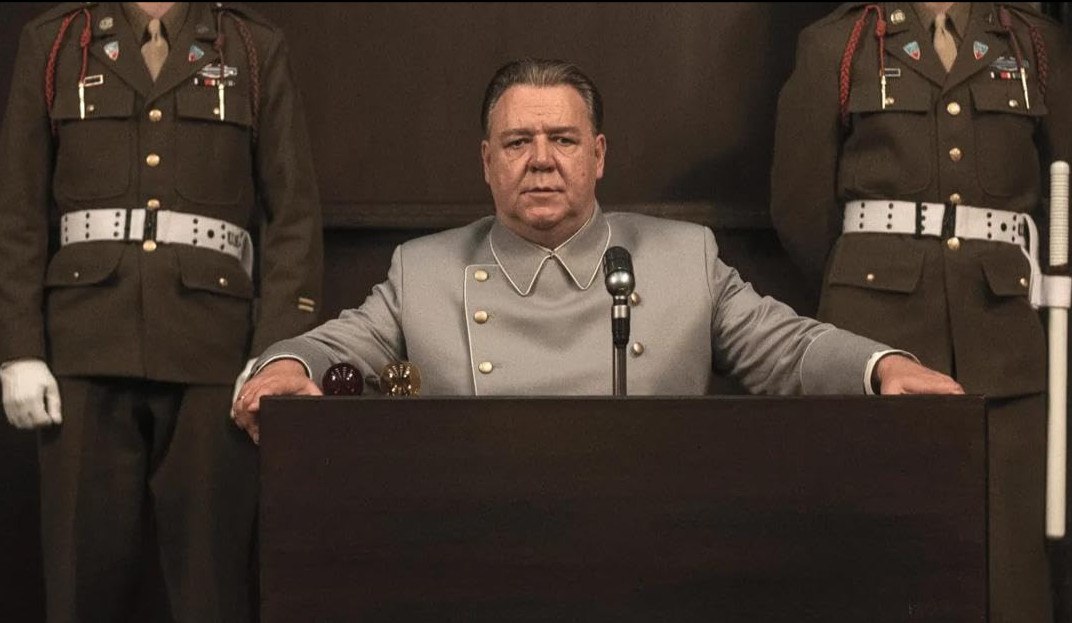 «Nuremberg»: Ο Ράσελ Κρόου ως Χέρμαν Γκέρινγκ στη δίκη που άλλαξε την Ιστορία (pics, vids)
