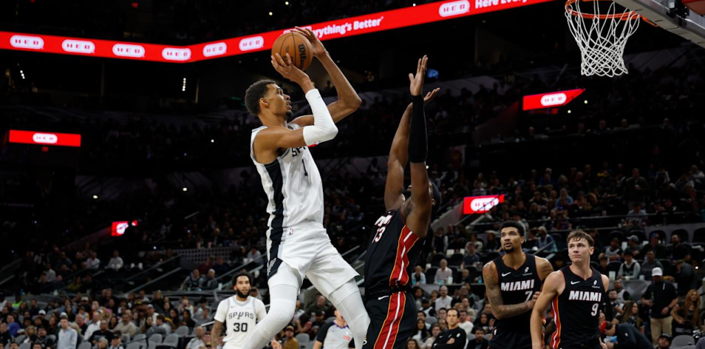 Τέσσερις αποδείξεις ότι ο Βίκτορ Γουεμπανιάμα είναι θαύμα της φύσης και του… ΝΒΑ