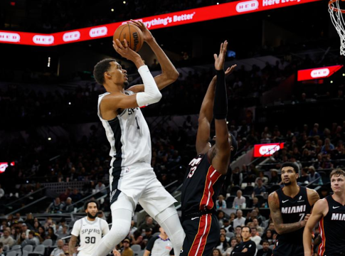 ΝΒΑ: Με «εξωγήινο» Γουεμπανιάμα οι Σπερς σπάνε ρεκόρ (107-101) – Ακάθεκτοι συνεχίζουν οι Θάντερ (127-108) (vids)