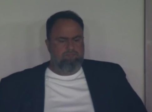 Δίπλα στην ομάδα ο Βαγγέλης Μαρινάκης – Βλέπει το ματς από το «Έμιρεϊτς» (vid)