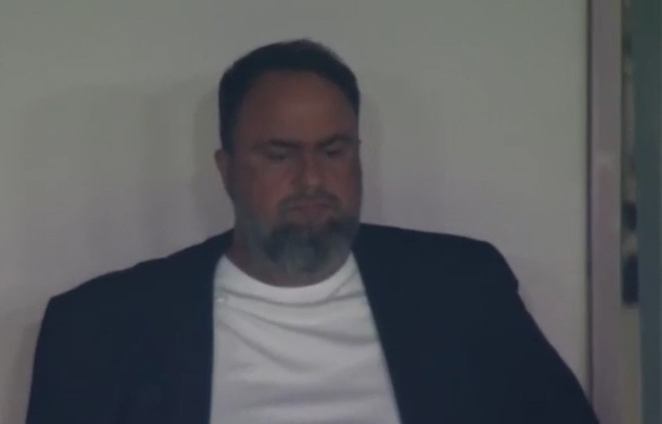 Δίπλα στην ομάδα ο Βαγγέλης Μαρινάκης – Βλέπει το ματς από το «Έμιρεϊτς» (vid)
