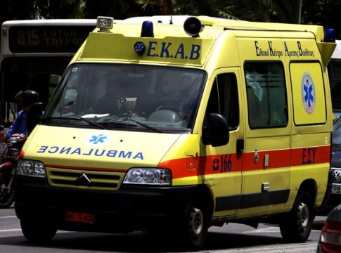 Αυτοκίνητο «καρφώθηκε» σε δέντρο στο Μενίδι – Σε σοβαρή κατάσταση ο οδηγός