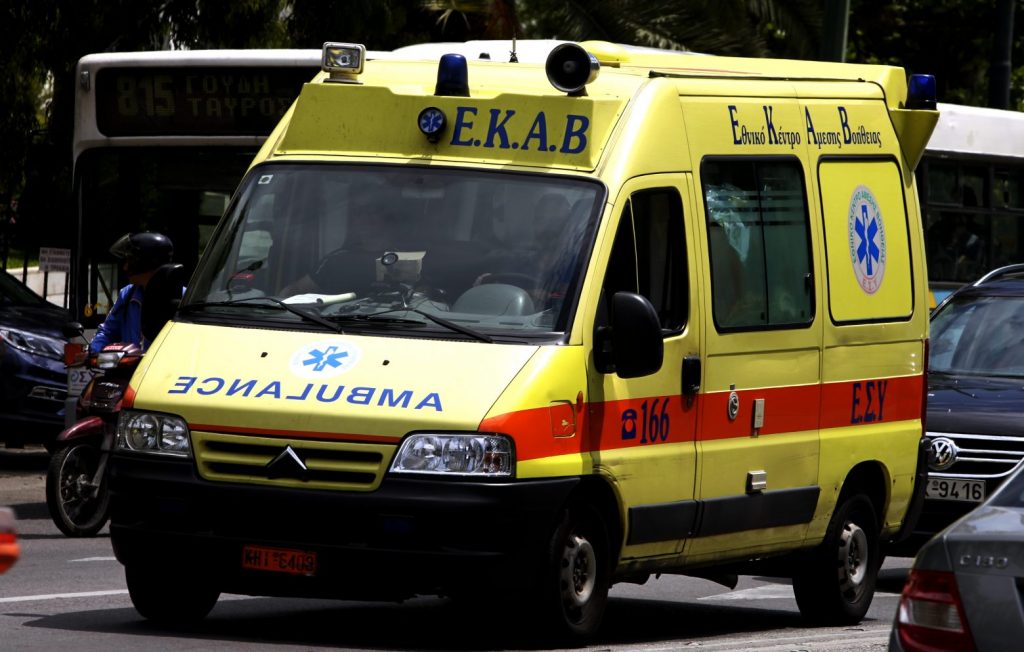 Αυτοκίνητο «καρφώθηκε» σε δέντρο στο Μενίδι – Σε σοβαρή κατάσταση ο οδηγός