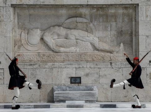 ΚΚΕ για Άγνωστο Στρατιώτη: Προσβολή είναι η εργαλειοποίηση του μνημείου από την κυβέρνηση με στόχο την καταστολή