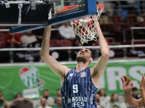 Σοκ με Παπαγιάννη στην Εφές – Χτύπησε σοβαρά και αποχώρησε με κλάματα