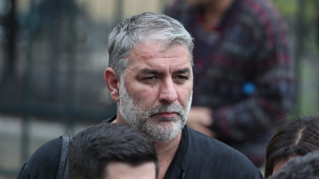 Νέα «κεραμίδα» για τον Βασίλη Μπισμπίκη – Η γυναίκα που τον… έκαψε δημόσια!