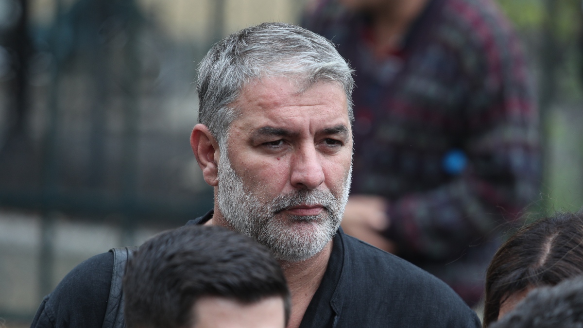 Νέα «κεραμίδα» για τον Βασίλη Μπισμπίκη – Η γυναίκα που τον… έκαψε δημόσια!
