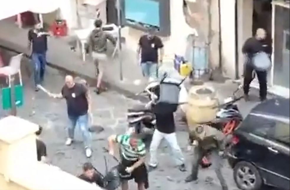 Ξύλο και καρεκλιές ανάμεσα σε οπαδούς της Νάπολι και της Σπόρτινγκ (vids)
