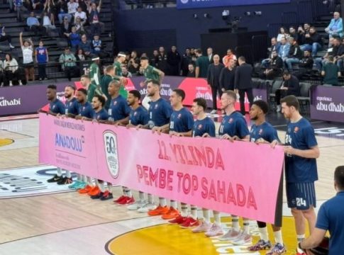 H καμπάνια της Εφές για τον καρκίνο του μαστού: Το ξεχωριστό τζάμπολ του ματς (vid)