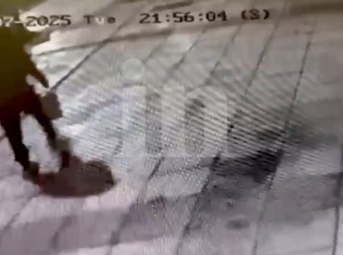 Μαυροφορεμένος άνδρας μεταφέρει τη βόμβα: Βίντεο ντοκουμέντο από την έκρηξη στη ντισκοτέκ