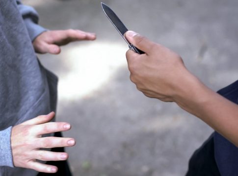Πάτρα: Αιματηρό οπαδικό επεισόδιο με ανήλικους – Στο νοσοκομείο 17χρονος με τραύμα από μαχαίρι