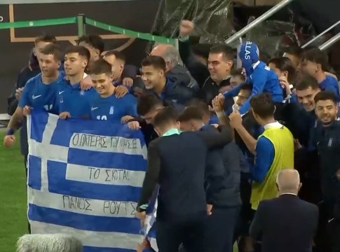 «Ο πατέρας που νίκησε το σκοτάδι»: Η συγκινητική αφιέρωση της Εθνικής Ελπίδων στον Πάνο Ρούτσι με την ελληνική σημαία (vid)