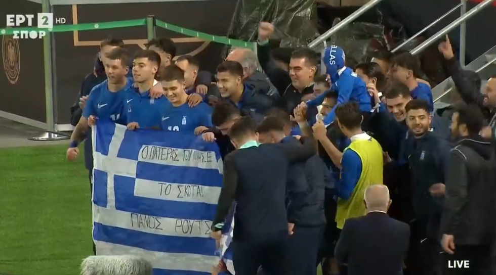 «Ο πατέρας που νίκησε το σκοτάδι»: Η συγκινητική αφιέρωση της Εθνικής Ελπίδων στον Πάνο Ρούτσι με την ελληνική σημαία (vid)